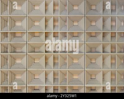 Gros plan portrait de l'artisanat en rotin synthétique, rotin synthétique beige blanc ivoire dans la texture sans couture de motif carré Banque D'Images