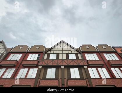 Série de shophouses coloniales hollandaises typiques, un complexe de type architectural hollandais moderne avec des briques rouges et ses détails d'encadrement de fascia. Banque D'Images