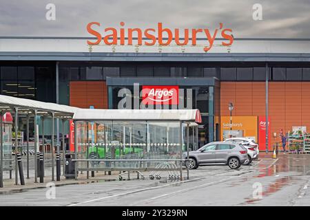 Sainsburys supermarché de détail Sedgefield succursale locaux & Argos dans le catalogue de magasin détaillants entreprises pleuvent sur le parking Comté Durham Angleterre Royaume-Uni Banque D'Images