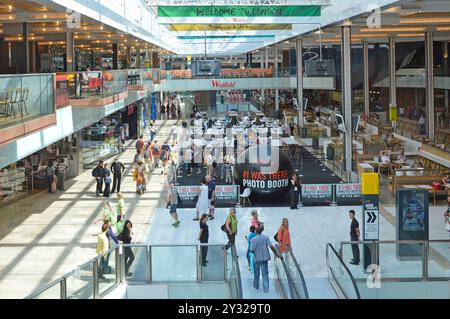 Westfield Shopping Centre Indoor Mall 2012 Olympic Park plate-forme d'observation Far End & Associated J'Y ÉTAIS photo Booth Stratford East London Angleterre Royaume-Uni Banque D'Images