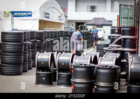 Shizuoka, Japon, 12/09/2024, michelin, technicien, portrait, michelin, pneus, pneus, lors des 6 heures de Fuji 2024, 7ème manche du Championnat du monde d'Endurance FIA 2024, du 13 au 15 septembre 2024 sur le Fuji Speedway à Oyama, Shizuoka, Japon Banque D'Images