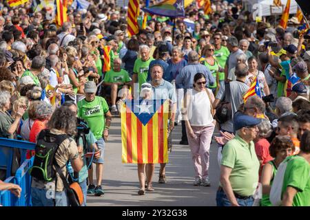 Les manifestants indépendantistes portent des drapeaux esteladas lors d'une manifestation cet après-midi à Barcelone. Comme chaque 11 septembre, la fête nationale catalane, également connue sous le nom de fête de la Catalogne ou fête nationale de Catalogne, était célébrée dans la ville de Barcelone. Dans la matinée, l'offrande florale traditionnelle a été faite au monument de Rafael Casanova, un événement politique organisé par OMNIUM Cultural et dans l'après-midi une manifestation unie du pays avec la devise: "Nous retournons dans les rues : indépendance. Justice, pays, avenir. » Banque D'Images