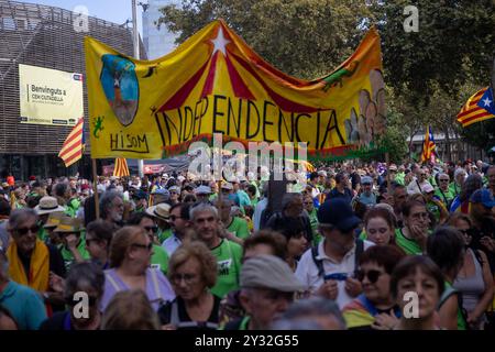 Barcelone, Espagne. 11 septembre 2024. Des dizaines de manifestants portent des banderoles lors d'une manifestation cet après-midi à Barcelone. Comme chaque 11 septembre, la fête nationale catalane, également connue sous le nom de fête de la Catalogne ou fête nationale de Catalogne, était célébrée dans la ville de Barcelone. Dans la matinée, l'offrande florale traditionnelle a été faite au monument de Rafael Casanova, un événement politique organisé par OMNIUM Cultural et dans l'après-midi une manifestation unie du pays avec la devise: "Nous retournons dans les rues : indépendance. Justice, pays, avenir. » Crédit : SOPA images Limited/Alamy Live News Banque D'Images