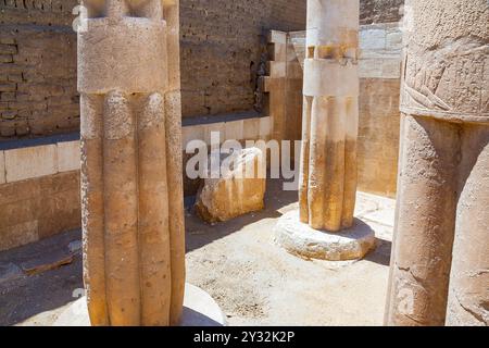 Egypte, Saqqara, tombe de Horemheb, deuxième cour, ce bloc porte une ligne hiéroglyphes d'une stela à proximité, comme si une fonte inattendue a été faite. Banque D'Images