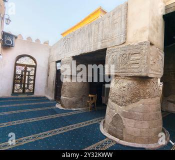 Égypte, temple de Louxor, mosquée Abu el Haggag, colonnes pharaoniques, avec cartouche du roi Ramsès II. Banque D'Images