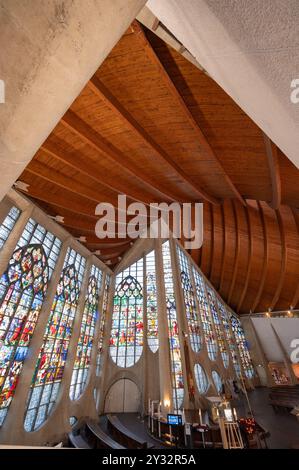 4 août 2023. Église catholique Sainte Jeanne d'Arc, Rouen, France. Énormes vitraux dans l'église. Banque D'Images