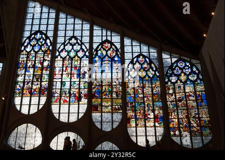 4 août 2023. Église catholique Sainte Jeanne d'Arc, Rouen, France. Énormes vitraux dans l'église. Banque D'Images