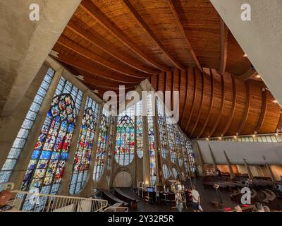 4 août 2023. Église catholique Sainte Jeanne d'Arc, Rouen, France. Énormes vitraux dans l'église. Banque D'Images