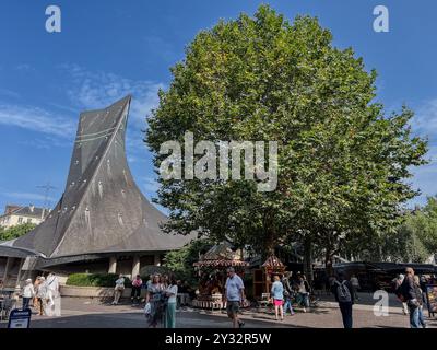 4 août 2023. Église catholique Sainte Jeanne d'Arc, Rouen, France. Énormes vitraux dans l'église. Banque D'Images