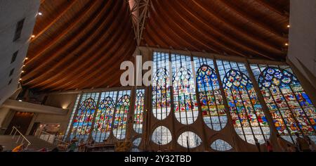 4 août 2023. Église catholique Sainte Jeanne d'Arc, Rouen, France. Énormes vitraux dans l'église. Banque D'Images