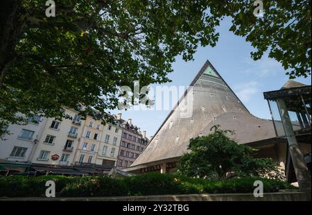 4 août 2023. Église catholique Sainte Jeanne d'Arc, Rouen, France. Énormes vitraux dans l'église. Banque D'Images