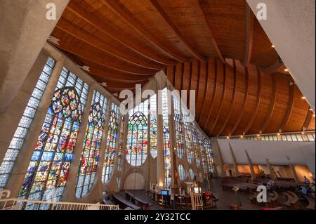 4 août 2023. Église catholique Sainte Jeanne d'Arc, Rouen, France. Énormes vitraux dans l'église. Banque D'Images