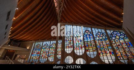 4 août 2023. Église catholique Sainte Jeanne d'Arc, Rouen, France. Énormes vitraux dans l'église. Banque D'Images