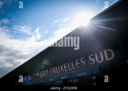 Charleroi, Belgique. 12 septembre 2024. L'entrée de l'aéroport Bruxelles Sud Charleroi (BSCA) à Gosselies, Charleroi, était une grève en cours, jeudi 12 septembre 2024. L'horaire complet des vols du jeudi matin a été annulé, après une grève du personnel opérationnel. BELGA PHOTO VIRGINIE LEFOUR crédit : Belga News Agency/Alamy Live News Banque D'Images