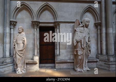 Rouen, France, août 2024, intérieur de la cathédrale notre-Dame de Rouen, statues Banque D'Images