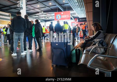 Charleroi, Belgique. 12 septembre 2024. Des passagers bloqués attendent lors d'une grève à l'aéroport Bruxelles Sud Charleroi (BSCA) à Gosselies, Charleroi, le jeudi 12 septembre 2024. L'horaire complet des vols du jeudi matin a été annulé, après une grève du personnel opérationnel. BELGA PHOTO VIRGINIE LEFOUR crédit : Belga News Agency/Alamy Live News Banque D'Images