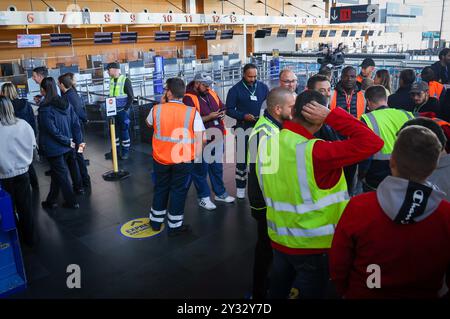 Charleroi, Belgique. 12 septembre 2024. Des passagers bloqués attendent lors d'une grève à l'aéroport Bruxelles Sud Charleroi (BSCA) à Gosselies, Charleroi, le jeudi 12 septembre 2024. L'horaire complet des vols du jeudi matin a été annulé, après une grève du personnel opérationnel. BELGA PHOTO VIRGINIE LEFOUR crédit : Belga News Agency/Alamy Live News Banque D'Images