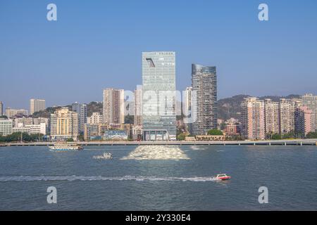 30 janvier 2022, Xiamen, Chine : bateau passant devant l'île de Gulangyu, espace de copie pour le texte Banque D'Images