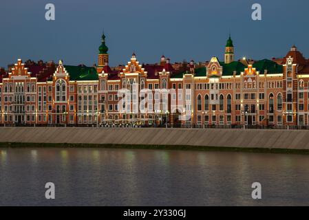 YOSHKAR-OLA, RUSSIE - 31 AOÛT 2024 : remblai de Bruges dans l'illumination nocturne. Yoshkar-Ola. République de mari El Banque D'Images