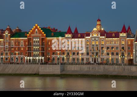 YOSHKAR-Ola, RUSSIE - 31 AOÛT 2024 : un fragment de la digue de Bruges un soir d'été à Yoshkar-Ola. République de mari El Banque D'Images