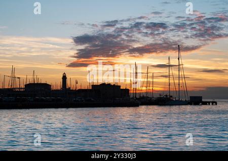 Italie, Friuli Venezia Giulia, Trieste, Marina di San Giusto, Faro la Lanterna, Lantern Lighthouse at Sunset Banque D'Images