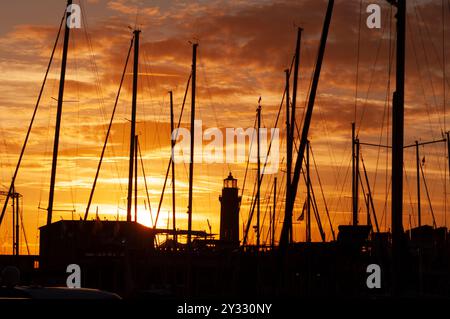 Italie, Friuli Venezia Giulia, Trieste, Marina di San Giusto, Faro la Lanterna, Lantern Lighthouse at Sunset Banque D'Images