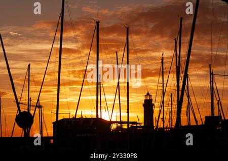 Italie, Friuli Venezia Giulia, Trieste, Marina di San Giusto, Faro la Lanterna, Lantern Lighthouse at Sunset Banque D'Images