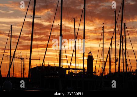 Italie, Friuli Venezia Giulia, Trieste, Marina di San Giusto, Faro la Lanterna, Lantern Lighthouse at Sunset Banque D'Images