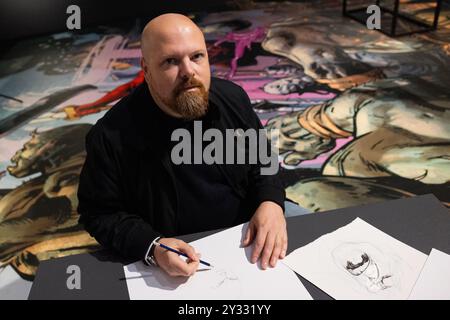 Duesseldorf, Allemagne. 12 septembre 2024. L'artiste Nic Klein, qui dessine pour Marvel, est parmi ses œuvres dans l'exposition 'Superheroes' au NRW-Forum. L'exposition présente 1600 expositions du 13.09.2024 au 11.05.2025, y compris des dessins originaux, des installations d'art médiatique, des sculptures et des extraits de films. Crédit : Rolf Vennenbernd/dpa - ATTENTION : utiliser uniquement en format complet/dpa/Alamy Live News Banque D'Images