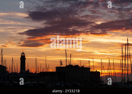 Italie, Friuli Venezia Giulia, Trieste, Marina di San Giusto, Faro la Lanterna, Lantern Lighthouse at Sunset Banque D'Images