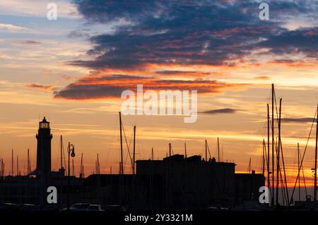 Italie, Friuli Venezia Giulia, Trieste, Marina di San Giusto, Faro la Lanterna, Lantern Lighthouse at Sunset Banque D'Images