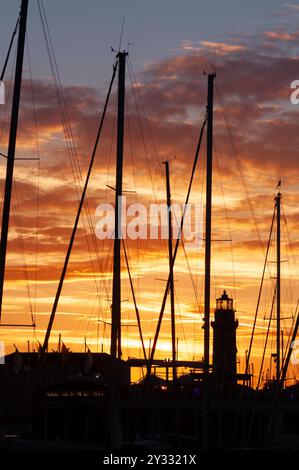 Italie, Friuli Venezia Giulia, Trieste, Marina di San Giusto, Faro la Lanterna, Lantern Lighthouse at Sunset Banque D'Images