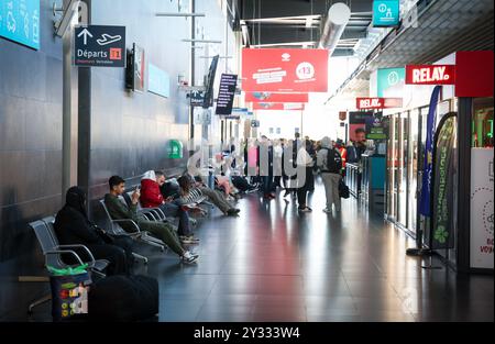 Charleroi, Belgique. 12 septembre 2024. Des passagers bloqués attendent lors d'une grève à l'aéroport Bruxelles Sud Charleroi (BSCA) à Gosselies, Charleroi, le jeudi 12 septembre 2024. L'horaire complet des vols du jeudi matin a été annulé, après une grève du personnel opérationnel. BELGA PHOTO VIRGINIE LEFOUR crédit : Belga News Agency/Alamy Live News Banque D'Images