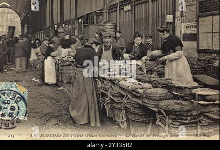 Carte postale historique, marché. Le marché aux fromages, 815 les Marches de Paris, Halles centrales, 1895, France, historique, reproduction restaurée numériquement à partir d'un original de l'époque Banque D'Images