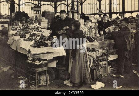 Halle, vente au détail de fruits et légumes, 820 les Marches de Paris, les Halles centrales, 1895, France, historique, reproduction restaurée numériquement à partir d'un original de l'époque Banque D'Images