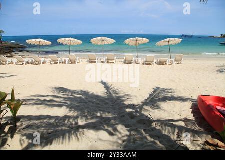 voyage ciel bleu de mer belle plage de sable blanc noix de coco kayak plage parasol bateau de pêche en été koh samet île rayong thaïlande Banque D'Images