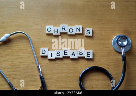 maladie de chron, écrite en lettres de bois sur une table en bois avec un stéthoscope médical Banque D'Images