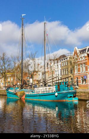 Voilier classique coloré dans le canal Hoge der AA de Groningen, pays-Bas Banque D'Images