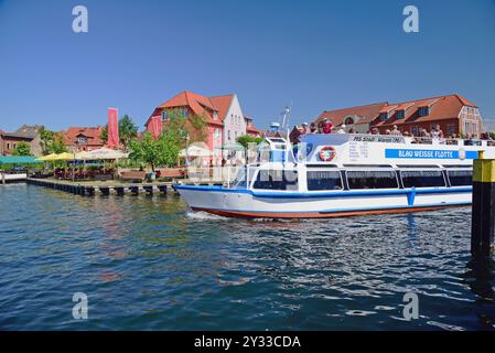 Europa, Deutschland, Mecklenburg-Poméranie occidentale, Inselstadt Malchow, Malchower See, Anleger, Touristenschiff, Banque D'Images