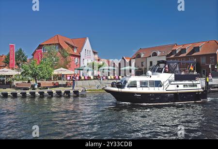 Europa, Deutschland, Mecklenburg-Poméranie occidentale, Inselstadt Malchow, Malchower See, Anleger, Motorboot, Banque D'Images