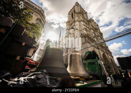 Huit cloches retournent au beffroi nord de la cathédrale notre-Dame de Paris, au centre de Paris, France, le 12 septembre 2024. De Gabriel, pesant plus de quatre tonnes, au Jean-Marie, plus petit, nommé en hommage au cardinal Lustiger : le 12 septembre, notre-Dame de Paris accueille les huit cloches de son beffroi nord, moins de trois mois avant la réouverture de la cathédrale. Ces huit cloches, portant les noms de personnalités qui ont marqué la vie du diocèse et de l’Église, ont été enlevées en juillet 2023 pour permettre la restauration de la tour nord, touchée par les flammes du géant Banque D'Images