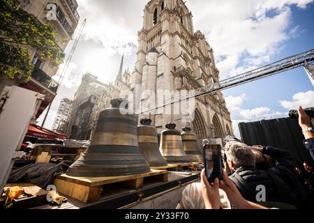Huit cloches retournent au beffroi nord de la cathédrale notre-Dame de Paris, au centre de Paris, France, le 12 septembre 2024. De Gabriel, pesant plus de quatre tonnes, au Jean-Marie, plus petit, nommé en hommage au cardinal Lustiger : le 12 septembre, notre-Dame de Paris accueille les huit cloches de son beffroi nord, moins de trois mois avant la réouverture de la cathédrale. Ces huit cloches, portant les noms de personnalités qui ont marqué la vie du diocèse et de l’Église, ont été enlevées en juillet 2023 pour permettre la restauration de la tour nord, touchée par les flammes du géant Banque D'Images