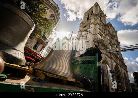 Huit cloches retournent au beffroi nord de la cathédrale notre-Dame de Paris, au centre de Paris, France, le 12 septembre 2024. De Gabriel, pesant plus de quatre tonnes, au Jean-Marie, plus petit, nommé en hommage au cardinal Lustiger : le 12 septembre, notre-Dame de Paris accueille les huit cloches de son beffroi nord, moins de trois mois avant la réouverture de la cathédrale. Ces huit cloches, portant les noms de personnalités qui ont marqué la vie du diocèse et de l’Église, ont été enlevées en juillet 2023 pour permettre la restauration de la tour nord, touchée par les flammes du géant Banque D'Images