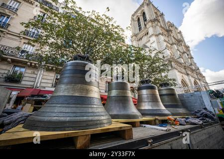 Huit cloches retournent au beffroi nord de la cathédrale notre-Dame de Paris, au centre de Paris, France, le 12 septembre 2024. De Gabriel, pesant plus de quatre tonnes, au Jean-Marie, plus petit, nommé en hommage au cardinal Lustiger : le 12 septembre, notre-Dame de Paris accueille les huit cloches de son beffroi nord, moins de trois mois avant la réouverture de la cathédrale. Ces huit cloches, portant les noms de personnalités qui ont marqué la vie du diocèse et de l’Église, ont été enlevées en juillet 2023 pour permettre la restauration de la tour nord, touchée par les flammes du géant Banque D'Images