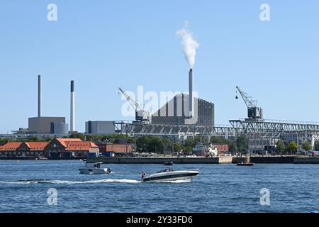 Copenhague, Danemark - 1er août 2024 : Amager Bakke, également connu sous le nom d'Amager Slope ou Copenhague, est une centrale de production combinée de chaleur et d'électricité à partir de déchets énergétiques et de Re Banque D'Images