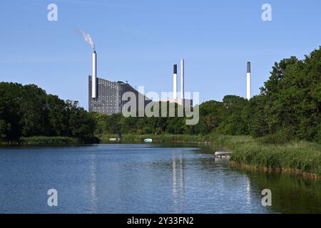 Copenhague, Danemark - 1er août 2024 : Amager Bakke, également connu sous le nom d'Amager Slope ou Copenhague, est une centrale de production combinée de chaleur et d'électricité à partir de déchets énergétiques et de Re Banque D'Images