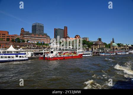 Europa, Deutschland, Hamburg, préparé Pauli, Blick über die Elbe auf préparé Pauli Landungsbrücken und Skyline vom Wasser aus, Banque D'Images