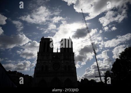 Paris, France. 12 septembre 2024. Vue de la cathédrale notre-Dame de Paris lors de l'arrivée des huit cloches du beffroi nord de la cathédrale notre-Dame de Paris le 12 septembre 2024. Photo par Eliot Blondet/ABACAPRESS. COM Credit : Abaca Press/Alamy Live News Banque D'Images