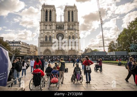 Paris, France. 12 septembre 2024. Vue de la cathédrale notre-Dame de Paris lors de l'arrivée des huit cloches du beffroi nord de la cathédrale notre-Dame de Paris le 12 septembre 2024. Photo par Eliot Blondet/ABACAPRESS. COM Credit : Abaca Press/Alamy Live News Banque D'Images