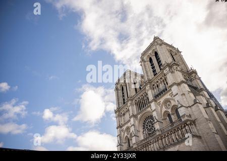 Paris, France. 12 septembre 2024. Vue de la cathédrale notre-Dame de Paris lors de l'arrivée des huit cloches du beffroi nord de la cathédrale notre-Dame de Paris le 12 septembre 2024. Photo par Eliot Blondet/ABACAPRESS. COM Credit : Abaca Press/Alamy Live News Banque D'Images
